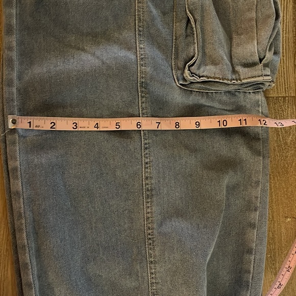 NWT-soft light wash denim wide leg cargo pant with bungee cord at ankle - Picture 9 of 12